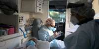 Paciente com suspeita de Covid-19 em ambul&acirc;ncia do Samu em S&atilde;o Paulo
02/07/2020
REUTERS/Amanda Perobelli  Foto: Reuters