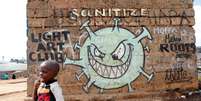 Menino em frente a grafite representando o novo coronavírus em Nairóbi, no Quênia
22/05/2020
REUTERS/Baz Ratner  Foto: Reuters
