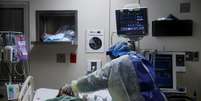 Enfermeira manuseia respirador em paciente com Covid-19 em UTI de hospital em Chicago, nos EUA
22/04/2020
REUTERS/Shannon Stapleton  Foto: Reuters