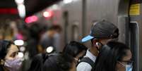 Passageiros usam máscara protetora facil ao entrarem em metrô em São Paulo. 25/06/2020. REUTERS/Amanda Perobelli. 
  Foto: Reuters