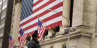 Pedestre com máscara passa pelo prédio da Bolsa de Valores de Nova York (NYSE) em Nova York, EUA, em 18 de março de 2020. REUTERS/Lucas Jackson  Foto: Reuters