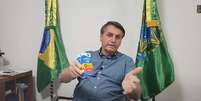 Diagnosticado com a covid-19, presidente Jair Bolsonaro mostrou o medicamento durante uma live e recomendou o uso da cloroquina  Foto: REPRODUCAO /YOUTUBE/JAIR BOLSONARO / Estadão