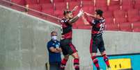 Gabigol e Michael comemoram o segundo gol do Flamengo no clássico (Foto: Marcelo Cortes / Flamengo)  Foto: LANCE!