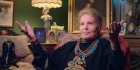 Walter Mercado em seu trono, na homenagem feita a ele no HistoryMiami Museum, em 2019, em razão do aniversário de 50 anos de seu primeiro programa na TV  Foto: Reprodução