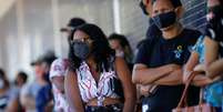 Pessoas com máscaras de proteção fazem fila para serem atendidas em banco em Ceilândia, no Distrito Federal
07/07/2020 REUTERS/Adriano Machado  Foto: Reuters