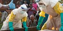Mãe de criança suspeita de ter morrido de Ebola chora ao lado do caixão, em Beni, na República Democrática do Congo
17/12/2018
REUTERS/Goran Tomasevic  Foto: Reuters