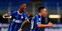 Ashley Young e Lautaro Martínez foram peças chaves na vitória da Inter (Foto: MIGUEL MEDINA / AFP)  Foto: Lance!