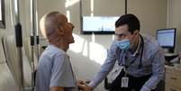 Vinicius Molla, hematologista e voluntário nos testes da potencial vacina de Oxford contra a Covid-19, examina paciente em São Paulo
09/07/2020 REUTERS/Amanda Perobelli  Foto: Reuters