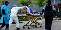 Paciente é transportado, em maca, por paramédicos no Estado da Flórida, Estados Unidos. 14/07/2020. REUTERS/Maria Alejandra Cardona. 
  Foto: Reuters