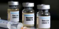 Frascos ilustratórios são dispostos com etiqueta de "Vacina para Covid-19". 10/04/2020. REUTERS/Dado Ruvic. 

  Foto: Reuters
