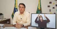 Presidente Jair Bolsonaro, em isolamento por conta da covid-19, durante live semanal desta quinta-feira, 16  Foto: Youtube Jair Bolsonaro/Reprodução / Estadão Conteúdo