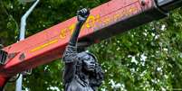 Estátua de manifestante é retirada de pedestal em Bristol  Foto: DW / Deutsche Welle