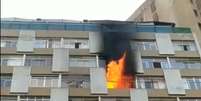 Incêndio ocorreu em apartamento de prédio localizado na Rua Major Quedinho, na República, próximo à esquina com a Rua Santo Antônio.  Foto: Twitter/@raphok / Estadão