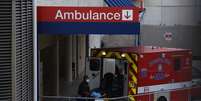 Um profissional de saúde coloca uma maca dentro de uma ambulância na entrada do pronto-socorro do Houston Methodist Hospital no Texas Medical Center. 08/07/2020. REUTERS/Callaghan O'Hare.  Foto: Reuters