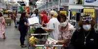Clientes usam máscaras em unidade do Makro em Johannesburgo, na África do Sul
16/03/2020
REUTERS/Siphiwe Sibeko  Foto: Reuters