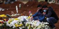 Familiares de mulher que morreu vítima da Covid-19 choram durante enterro em cemitério Vila Formosa, em São Paulo
16/07/2020
REUTERS/Amanda Perobelli  Foto: Reuters