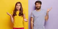 Homem e mulher em um fundo de cores diferentes, fazendo sinal de confusão  Foto: Shutterstock / Alto Astral