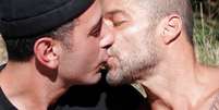 Ricky com Jwan em clipe do cantor Residente: beijo na boca mostrado ao público somente após 3 anos de relacionamento  Foto: Reprodução