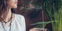Mulher segurando um incenso  Foto: Shutterstock / Alto Astral