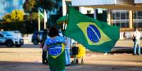 Apoiadores do presidente Jair Bolsonaro durante manifestação na Praça do Três Poderes, na cidade de Brasília  Foto: Cláudio Marques / Futura Press