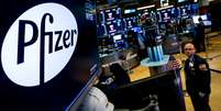 Logo da Pfizer na Bolsa de Valores de Nova York
29/07/2019 REUTERS/Brendan McDermid  Foto: Reuters