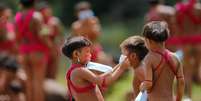 Meninos ianom&acirc;mis seguram m&aacute;scaras em Alto Alegre, Roraima
01/07/2020
REUTERS/Adriano Machado  Foto: Reuters