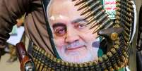 Um pôster de Qassem Soleimani, ex-chefe da Guarda Revolucionária que teria sido espionado por Mahmoud Mousavi-Majd. 06/01/2020. REUTERS/Naif Rahma. 
  Foto: Reuters