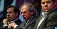 O ministro da Economia, Paulo Guedes, juntamente com os presidentes do Congresso, Davi Alcolumbre, e da Câmara dos Deputados, Rodrigo Maia. 05/04/2019. REUTERS/Amanda Perobelli. 

  Foto: Reuters