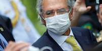 O ministro da Economia, Paulo Guedes, usa m&aacute;scara protetora durante coletiva de imprensa ap&oacute;s reuni&atilde;o com o presidente do Supremo Tribunal Federal, Dias Toffoli, em meio ao surto de doen&ccedil;a causada pelo novo coronav&iacute;rus (Covid-19), no Supremo Tribunal Federal de Bras&iacute;lia. 07/05/2020. REUTERS/Adriano Machado  Foto: Reuters