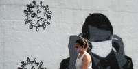 Mulher passa por grafite em muro em rua do Rio de Janeiro
02/07/2020
REUTERS/Sergio Moraes/File Photo  Foto: Reuters