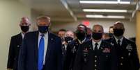 Presidente dos EUA, Donald Trump, usa máscara de proteção durante vista a centro militar em Maryland. 11/7/2020. REUTERS/Tasos Katopodis  Foto: Reuters