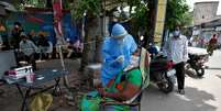 Mulher tem material colhido para teste de Covid-19, em Ahmedabad, Índia
20/07/2020
REUTERS/Amit Dave  Foto: Reuters