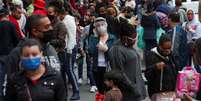 Pessoas com máscaras caminham em rua de comércio popular em São Paulo em meio à pandemia de Covid-19
15/07/2020
REUTERS/Amanda Perobelli  Foto: Reuters