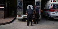 Profissional de saúde carrega uma maca em uma ambulância. 08/07/2020. REUTERS/Callaghan O'Hare. 

  Foto: Reuters