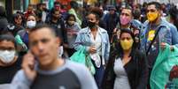 Pessoas com máscaras faciais caminham em rua de comércio popular em São Paulo
15/07/2020
REUTERS/Amanda Perobelli  Foto: Reuters