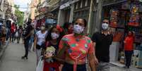 Pessoas com máscaras caminham em rua de comércio popular no Rio de Janeiro
29/06/2020
REUTERS/Lucas Landau  Foto: Reuters