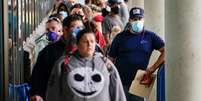 Fila em centro para pedir assist&ecirc;ncia por desemprego em Frankfort, Kentucky, EUA
18/6/2020 REUTERS/Bryan Woolston  Foto: Reuters