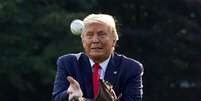 Presidente dos EUA, Donald Trump, recebe bola durante atividade com jovens jogadores de beisebol nos jardins da Casa Branca
23/07/2020
REUTERS/Kevin Lamarque  Foto: Reuters