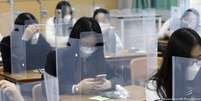 Algumas escolas também empregam plexiglass contra covid-19  Foto: DW / Deutsche Welle