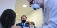 O governador de São Paulo, João Doria, durante aplicação da primeira dose de teste da Coronavac, vacina contra covid-19 desenvolvida pelo laboratório chinês Sinovac Biotech  Foto: Governo do Estado de São Paulo/Divulgação / Estadão