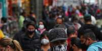 Pessoas circulam por rua de comércio popular em São Paulo
15/07/2020
REUTERS/Amanda Perobelli  Foto: Reuters