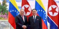 Presidente da Assembleia Nacional Constituinte da Venezuela, Diosdado Cabello, posa para foto durante visita a Pyongyang, em foto divulgada pela agência oficial norte-coreana, a KCNA
25/09/2019
KCNA via REUTERS  Foto: Reuters