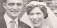 John e Mary Boxer no dia do casamento, em 23 de julho de 1960  Foto: Elaine Boxer / BBC News Brasil