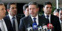 Arthur Lira (ao centro) surge como nome para disputar presidência da Câmara em 2021  Foto: Agência Brasil / BBC News Brasil