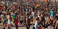Um dia quente de praia em Barcelona, no dia 17 de julho  Foto: EPA / BBC News Brasil