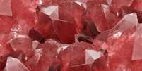 Descubra o poder dos cristais vermelhos -  Foto: Shutterstock / João Bidu