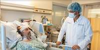 Antes de receber o transplante, Kuhns passou cem dias na UTI ligado a uma máquina de oxigenação por membrana extracorpórea, chamada de ECMO. Crédito: Northwestern Medicine  Foto: Northwestern Medicine / BBC News Brasil