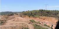 Área próxima da base de torre de transmissão de energia com sinais de atividade de garimpo.  Foto: BMTE/Divulgação / Estadão