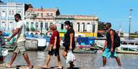 Pessoas caminham pelas ruas de Belém, no Pará  Foto: Reuters