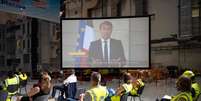 O presidente francês, Emmanuel Macron, discursou na cerimônia por meio de uma transmissão ao vivo.  Foto: AFP / BBC News Brasil